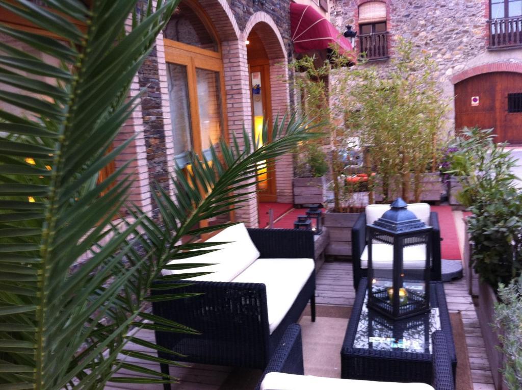Hotel La Placa Garriguella Dış mekan fotoğraf