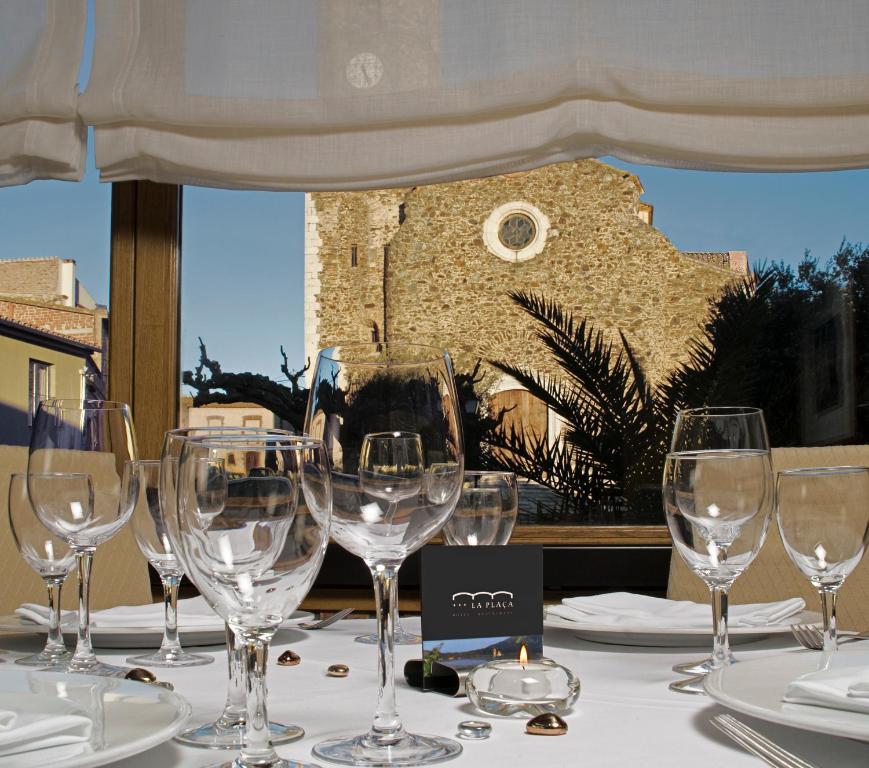 Hotel La Placa Garriguella Dış mekan fotoğraf