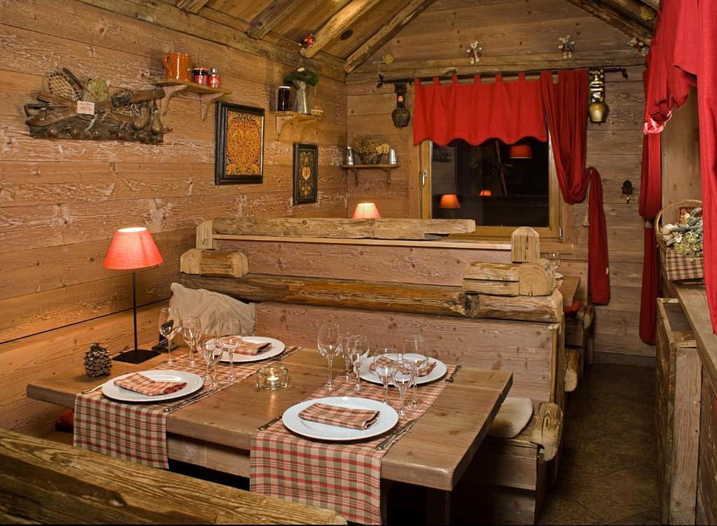 Hotel La Placa Garriguella Dış mekan fotoğraf