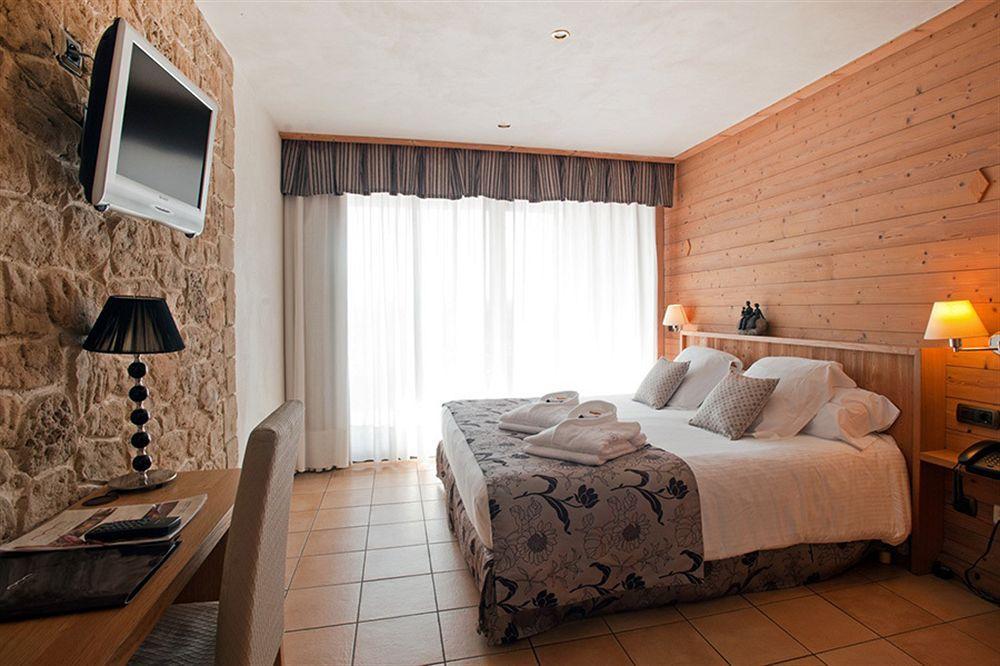 Hotel La Placa Garriguella Dış mekan fotoğraf