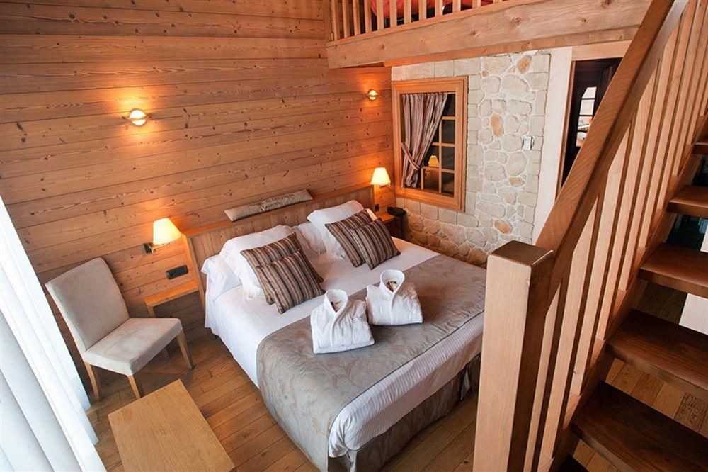 Hotel La Placa Garriguella Dış mekan fotoğraf