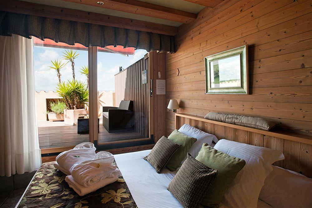 Hotel La Placa Garriguella Dış mekan fotoğraf