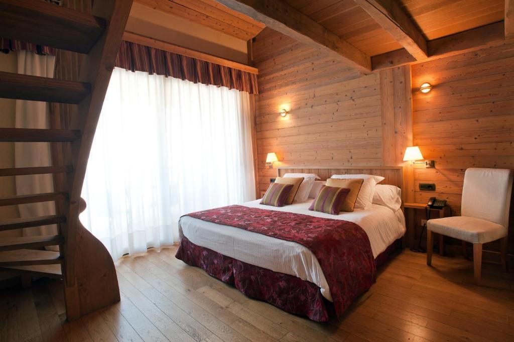 Hotel La Placa Garriguella Dış mekan fotoğraf