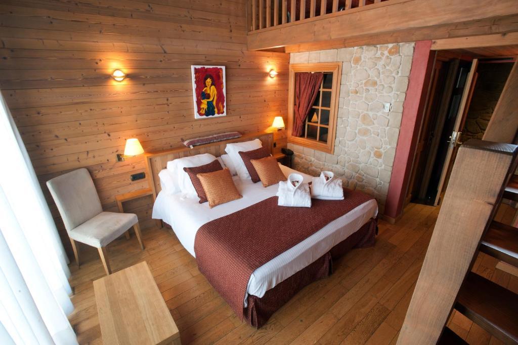Hotel La Placa Garriguella Dış mekan fotoğraf