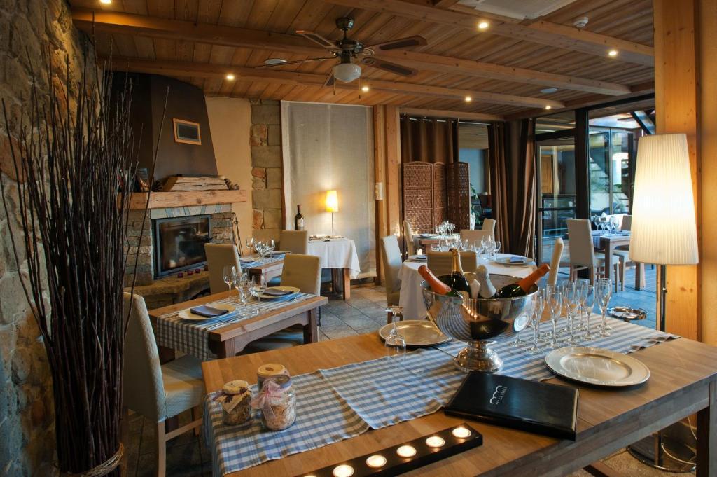 Hotel La Placa Garriguella Dış mekan fotoğraf