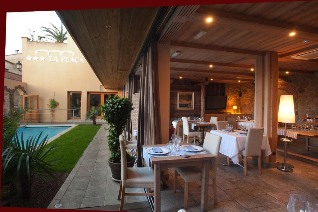 Hotel La Placa Garriguella Dış mekan fotoğraf