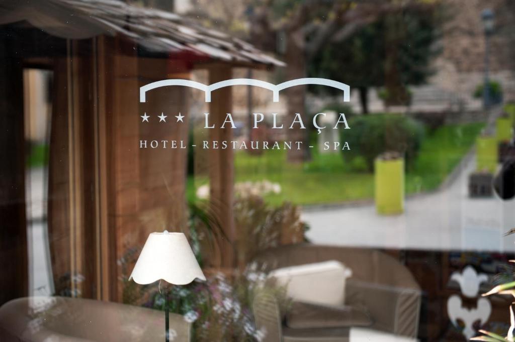 Hotel La Placa Garriguella Dış mekan fotoğraf