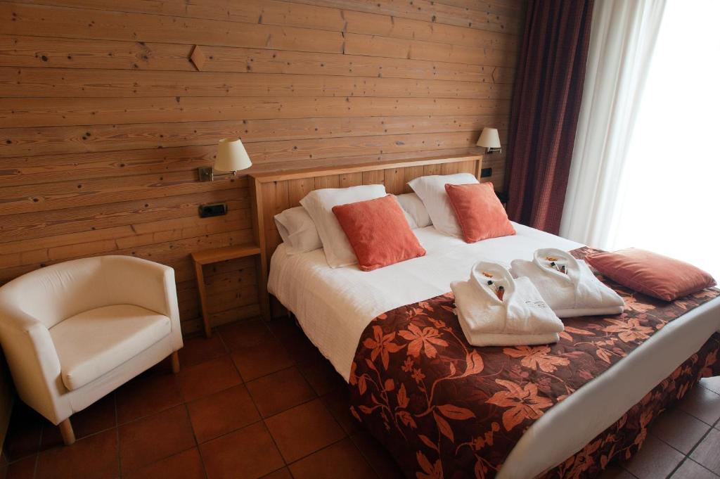 Hotel La Placa Garriguella Oda fotoğraf